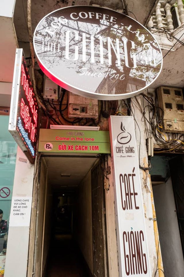 The coffee shop is hidden in a small alley Giang cafe