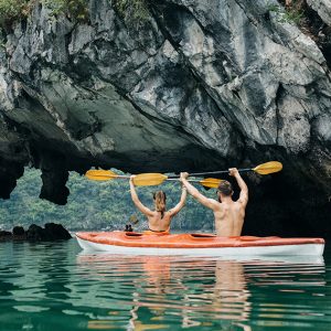 kayak in cua van floating village